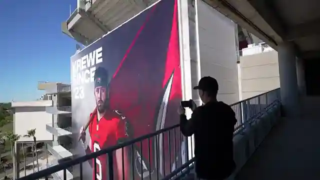 unique-golf-challenge-at-raymond-james-stadium-with-lets-play-thru