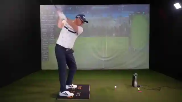 taylormade-sim-2-vs-qi-35-carbon-face-impact-and-custom-fitting-analysis
